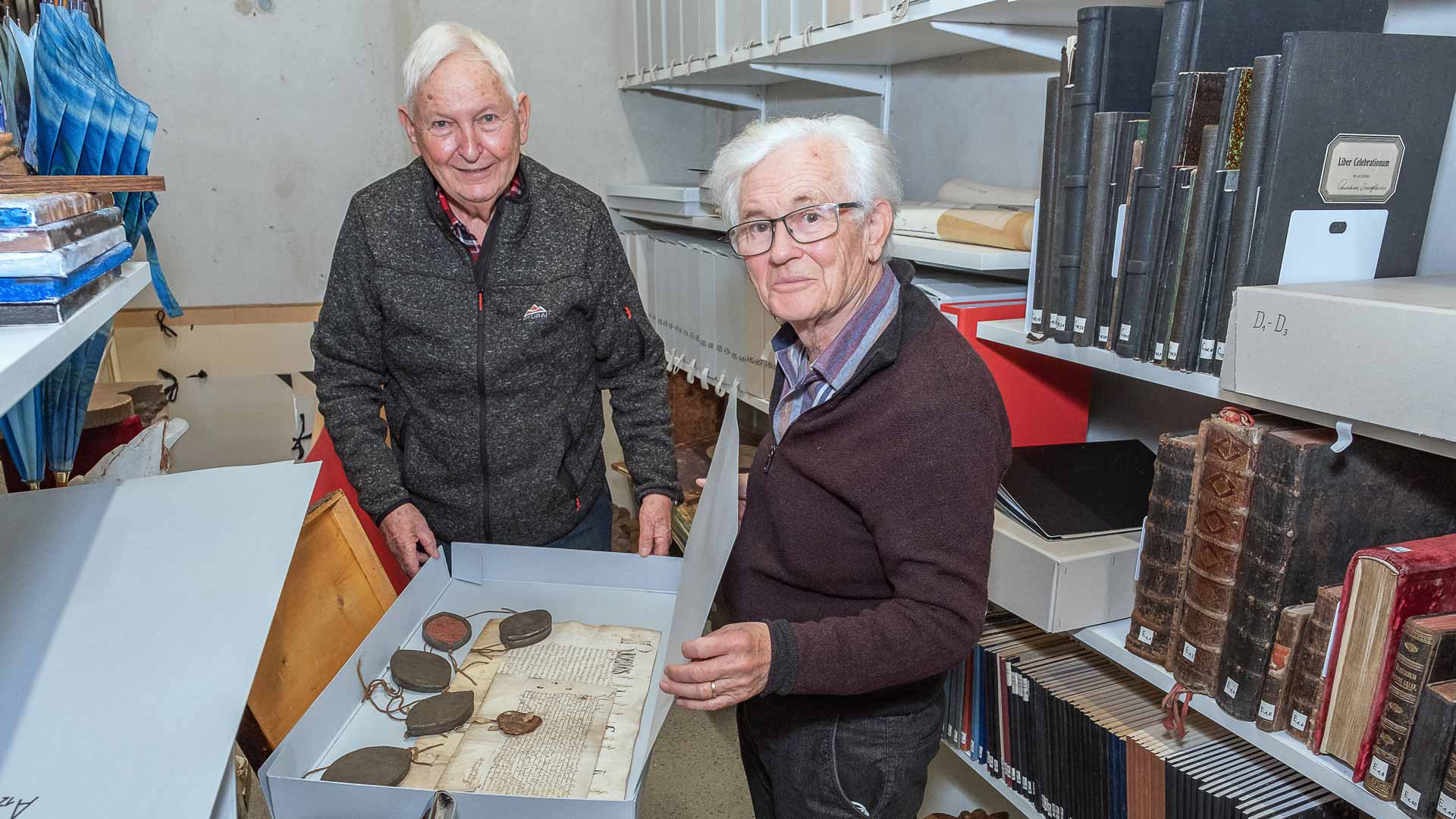 Stephan Gyr und Heiri Hüsler im Pfarreiarchiv Inwil