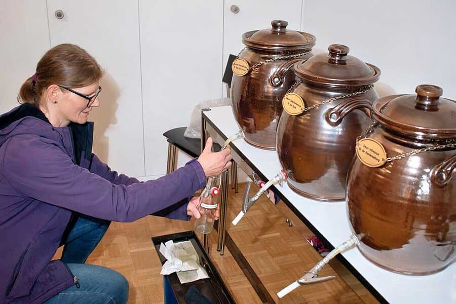 Priska Rüegsegger von der Pfarrei Rothenburg füllt Chrisamöl für die Pfarrei Rothenburg ab.